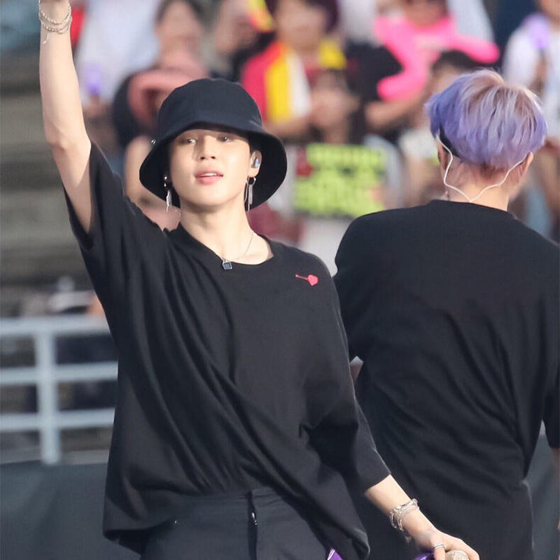ロングスリーブ キューピッドハートロゴ Tシャツ BTS テテ ジミン ロングスリーブ キューピッドハートロゴ Tシャツ BTS テテ ジミン