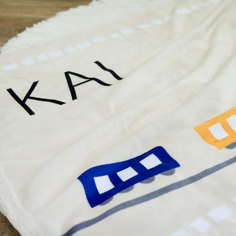 男の子への出産祝い 名前入りブランケット でんしゃでおでかけ ベージュ 出産祝いのお店 レ 男の子への出産祝い 名前入りブランケット でんしゃでおでかけ ベージュ 出産祝いのお店 レ