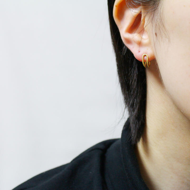 真鍮 耳を包む小さいピアス Lino Mizuki