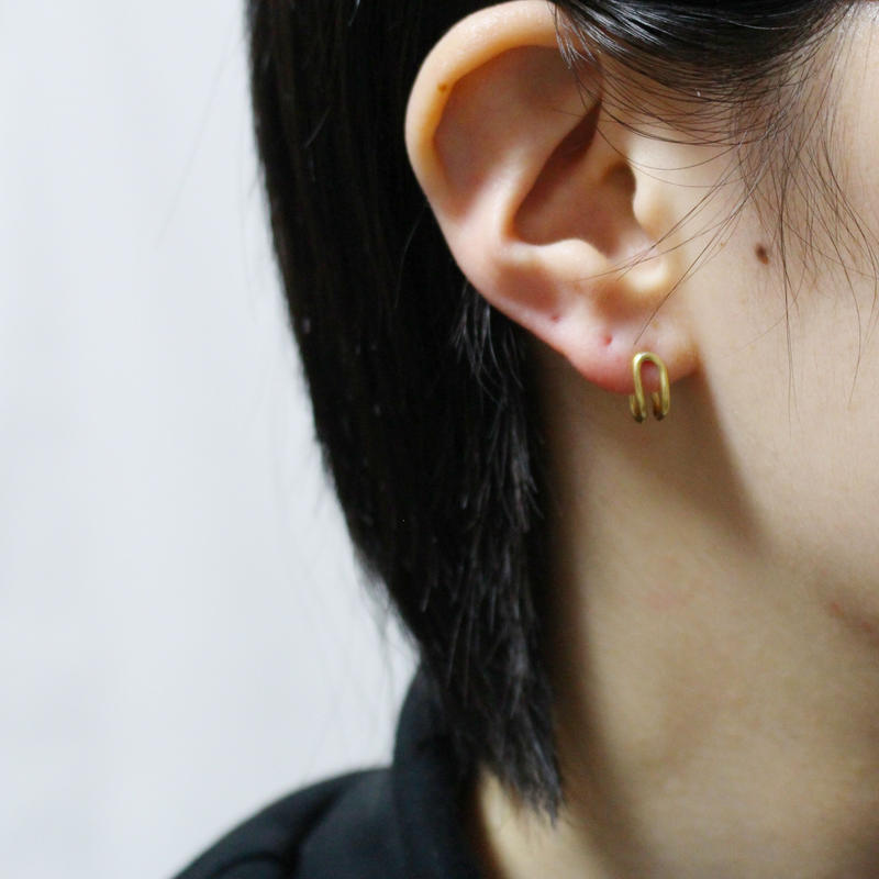 真鍮 耳を包む小さいピアス Lino Mizuki