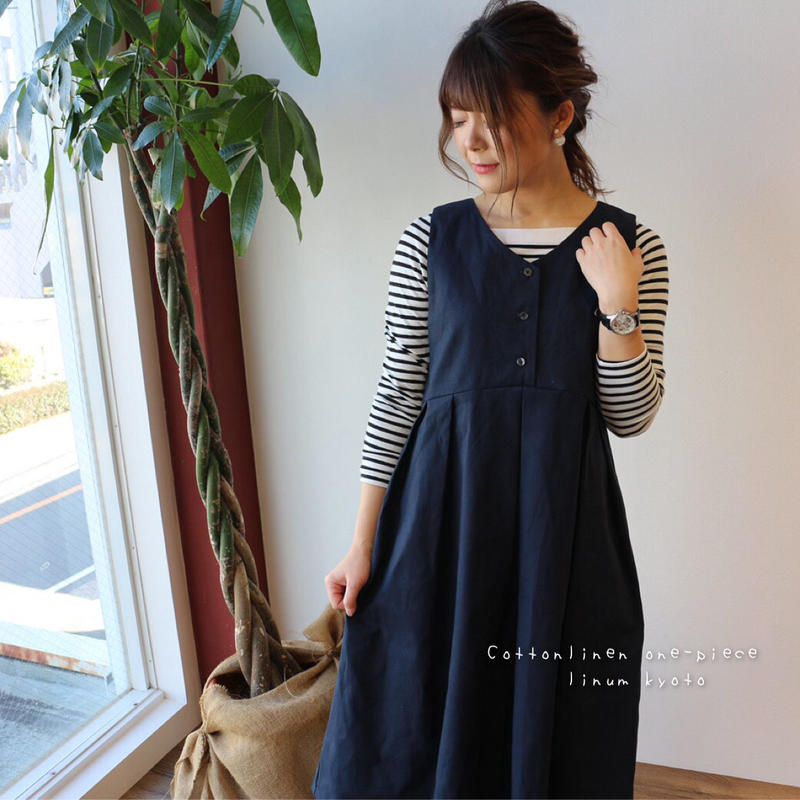 ジャンパースカート コットンリネンで魅せる 大人のノースリーブタックワンピース 綿麻ネイビー