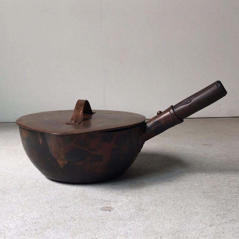 古い 打ち出し銅鍋 蓋有り 大正 昭和 時代 アンティーク 木製持ち手 片口 和鍋 古い 打ち出し銅鍋 蓋有り 大正 昭和 時代 アンティーク 木製持ち手 片口 和鍋
