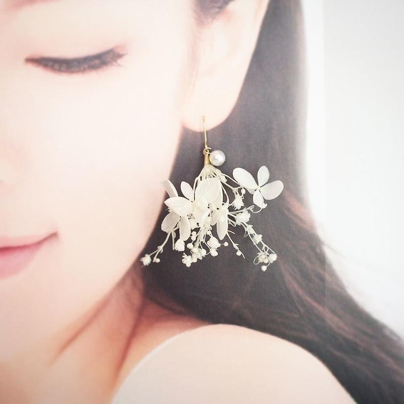 White Bouquet 本物のお花 大粒かすみ草と紫陽花のホワイトブーケピアス イヤリン