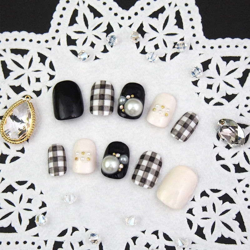 おおきめパールのモノトーンギンガムチェックネイル Michi Nail