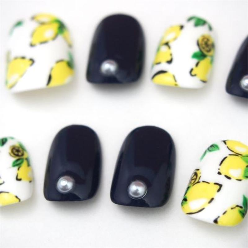 上品ネイビーレモン柄ネイル Michi Nail