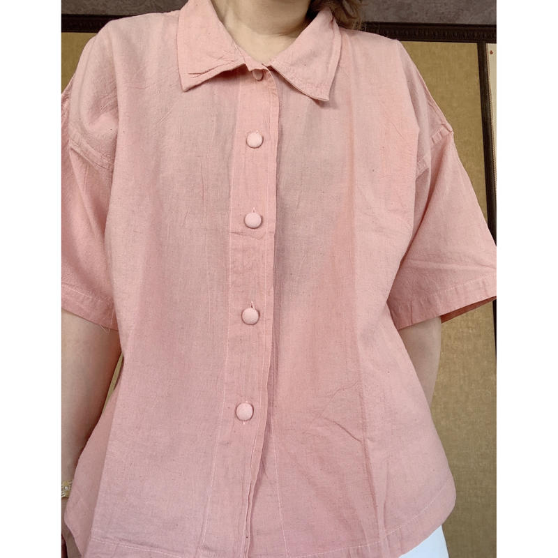 ヂェン先生の日常着 くるみボタンシャツ ピンクベージュ The Misono