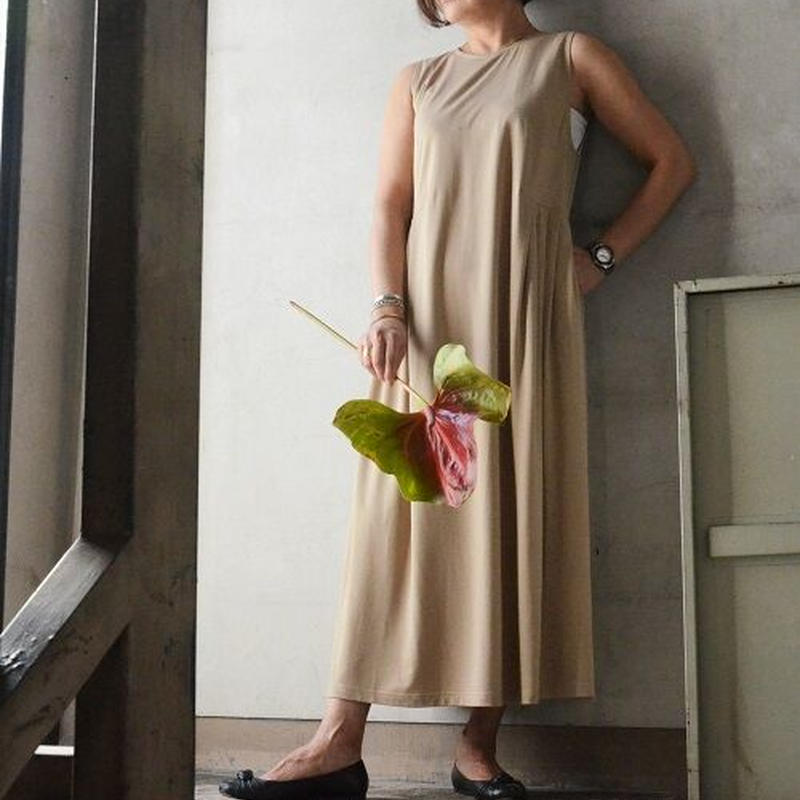 ジャージ素材のロングワンピース ベージュ Mirriam