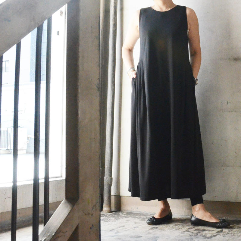 ジャージ素材のロングワンピース Black Mirriam