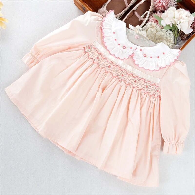 即納 襟の刺繍が可愛い ベビーピンクのスモッキングワンピース Moka