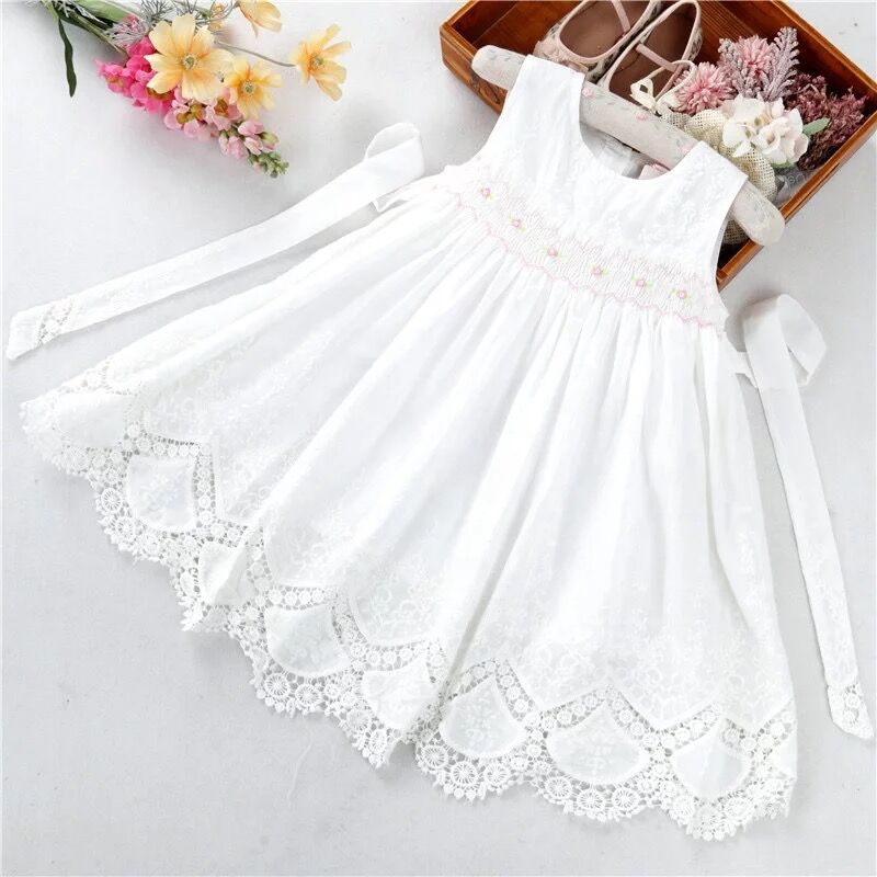 即納 レースと清楚な白のノースリーブスモッキングワンピース Moka