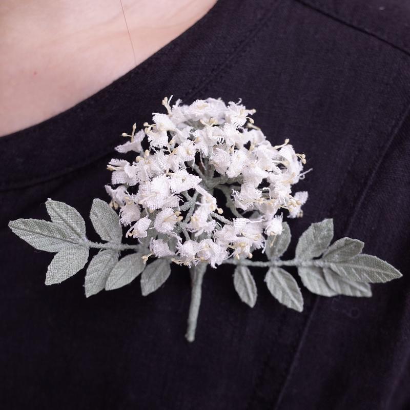 村上伊万里 ブローチ エルダーフラワー Moln