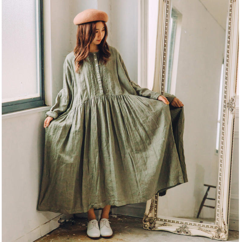 Wレースとタックのワンピース 手染 モスグリーン Web価格 Momono Hana Wレースとタックのワンピース 手染 モスグリーン Web価格 Momono Hana