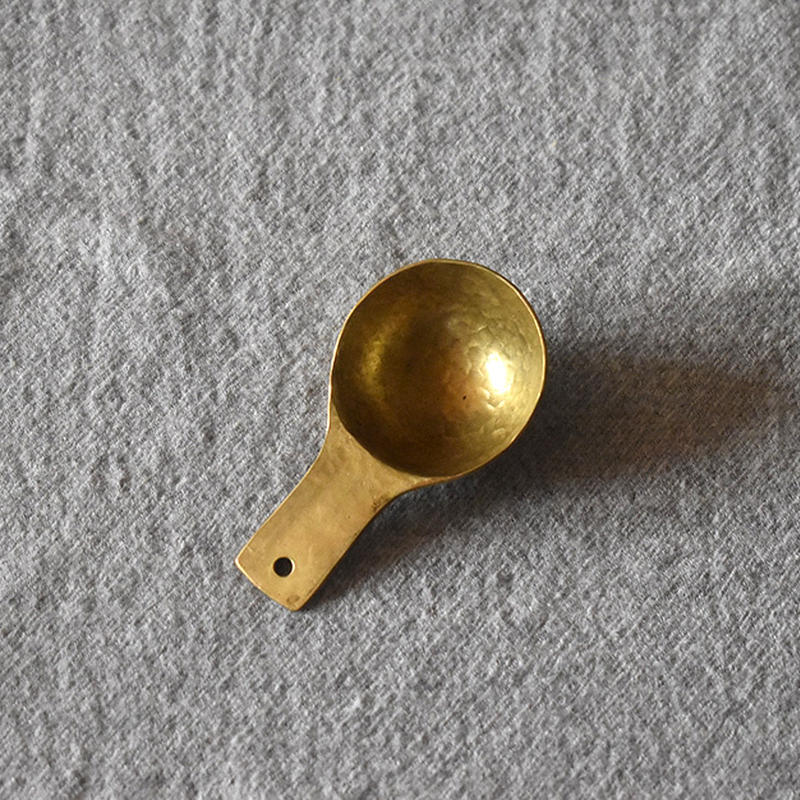 川地あや香さんの真鍮製 かぶのかたちのお皿