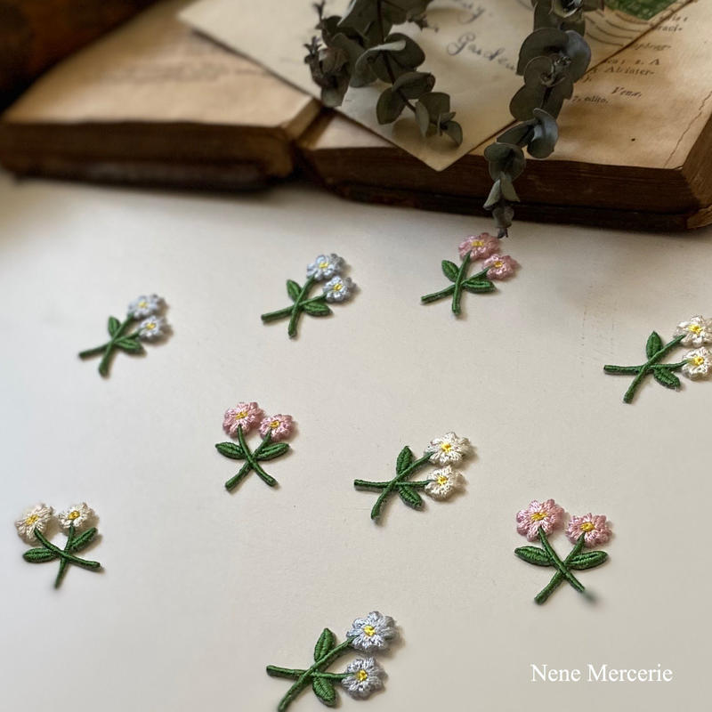 ピンクの小さなお花 2枚セット 刺繍アイロンワッペン Nene Mercerie ピンクの小さなお花 2枚セット 刺繍アイロンワッペン Nene Mercerie