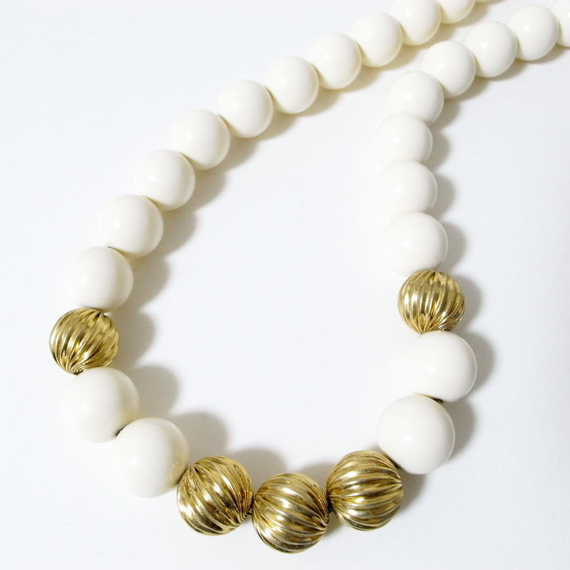 Monet モネ ホワイトプラスチック ゴールドメタルビーズ ネックレス ヴィンテージ