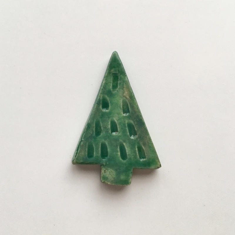 陶器ブローチ 三角もみの木 Nonohananote