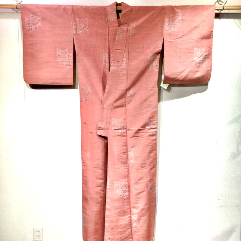 袷 正絹 落ち着いたピンク地に花の飛び柄 Z166 リサイクルとオリジナル着物 彼方此方屋