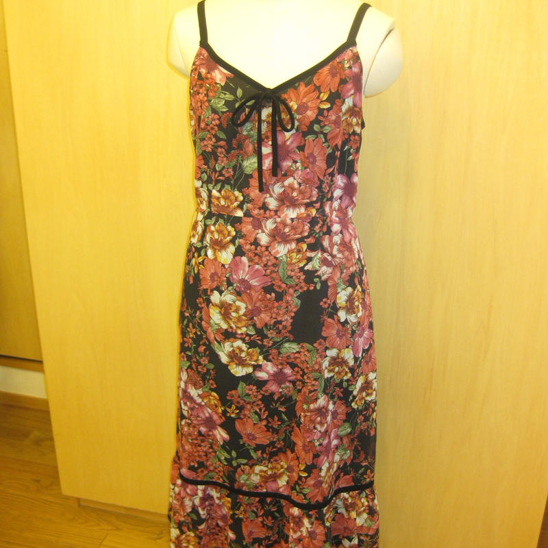 黒地に赤 ピンク系の花柄ワンピース Used Onepiece Premium