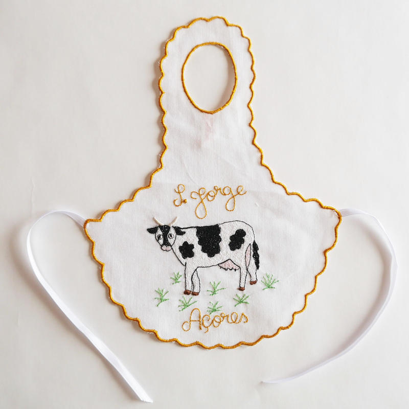 サン ジョルジェ島の刺繍のボトルエプロン 牛 アンドリーニャ