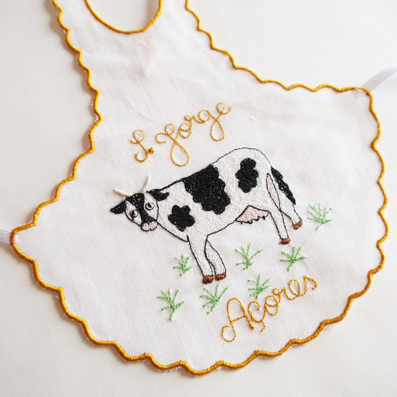 サン ジョルジェ島の刺繍のボトルエプロン 牛 アンドリーニャ