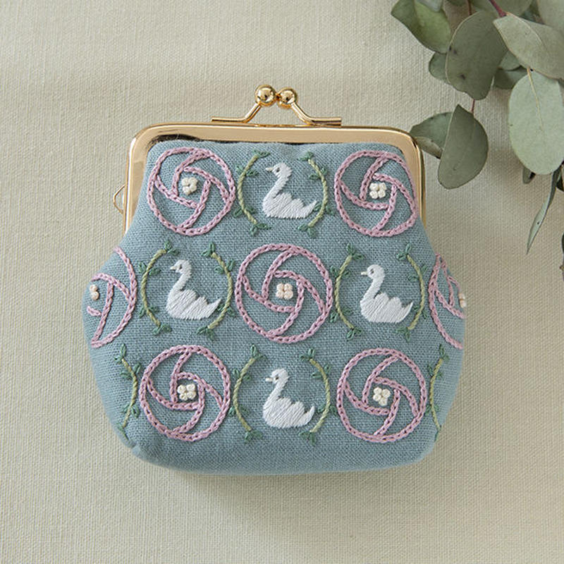 Chicchiさんの動物刺しゅうキット 白鳥さんとローズのプチがま口 Piece Store