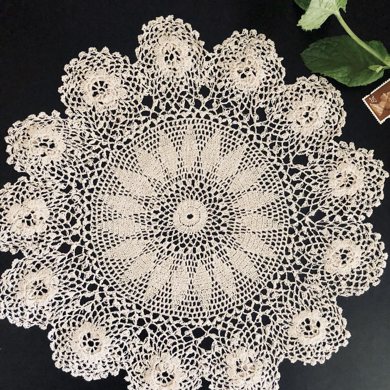 ｌ 4 薔薇のモチーフ編みのクロシェレースのドイリー Piskey イギリスのふるいも