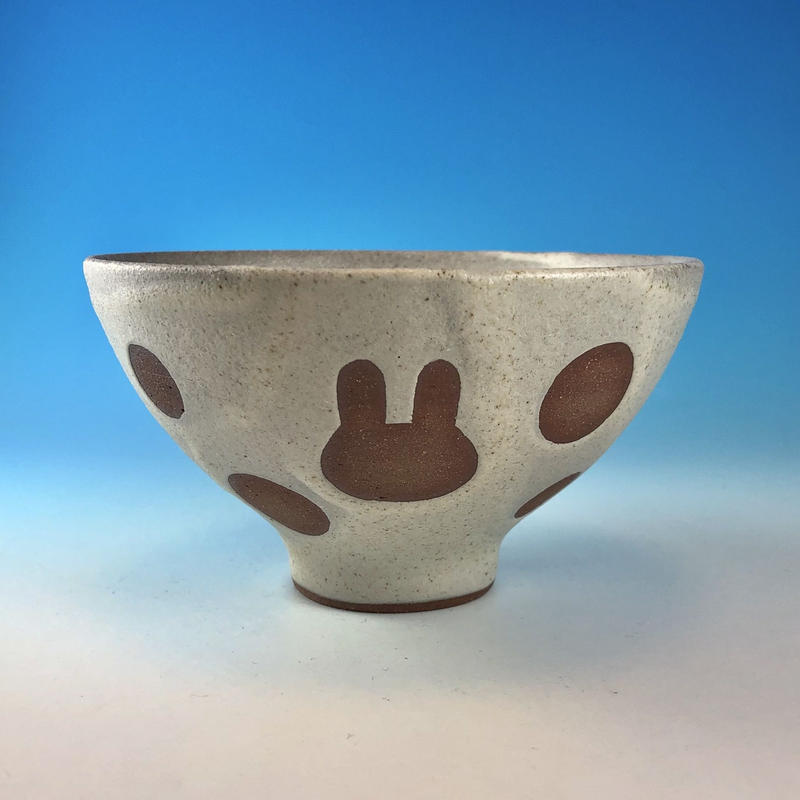 G117 うさぎ水玉模様のご飯茶碗 サンド 赤土 うさぎ印 ラビラビ商事 G117 うさぎ水玉模様のご飯茶碗 サンド 赤土 うさぎ印 ラビラビ商事