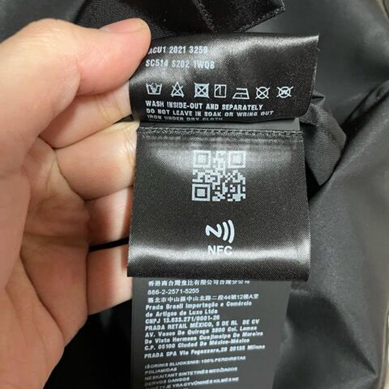 新品☆PRADA by Re Nylon 三角プレート ブランドロゴ オーバーサイズ 新品☆PRADA by Re Nylon 三角プレート ブランドロゴ オーバーサイズ