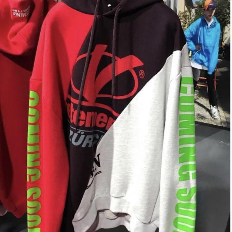 新品☆ 18SS☆激レア☆VETEMENTS ヴェトモン 切り替えプリント comming 【在庫有】 VETEMENTS 18SS 再構築 パーカー パーカー