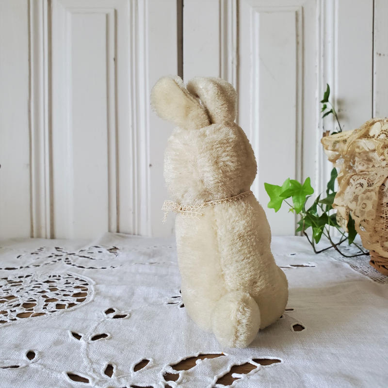 ニンジンを持ったピンク耳のうさぎ リボンときどきネコ ニンジンを持ったピンク耳のうさぎ リボンときどきネコ