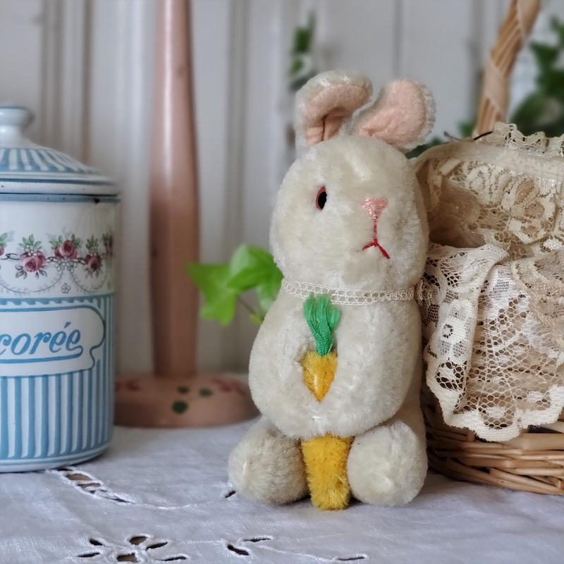 ニンジンを持ったピンク耳のうさぎ リボンときどきネコ ニンジンを持ったピンク耳のうさぎ リボンときどきネコ