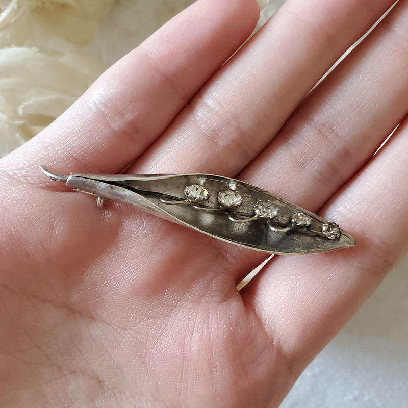 すずらんのブローチ リボンときどきネコ