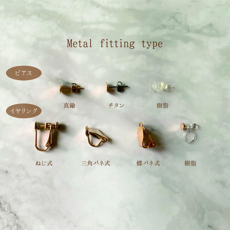 訳あり品送料無料 赤いウッドの蝶々のアシンメトリーのピアス revecap.com