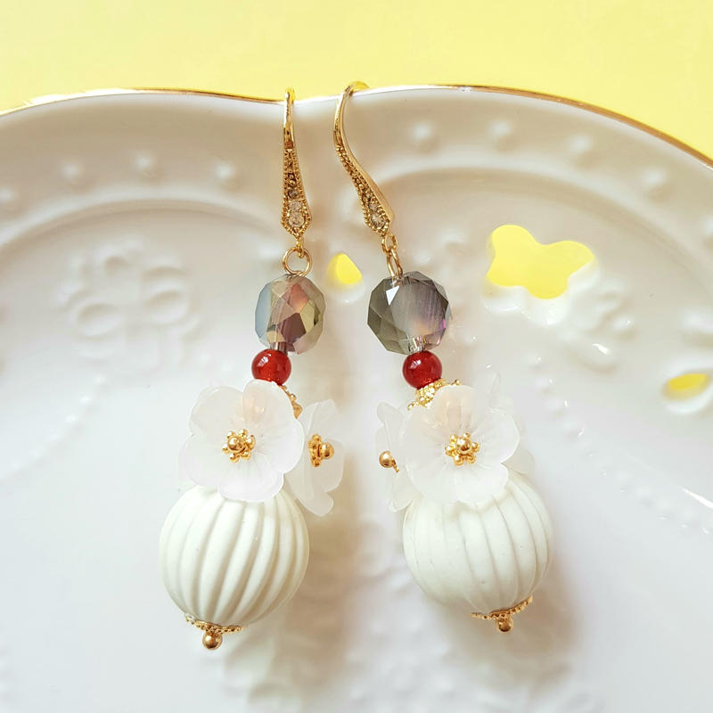 すりガラス模様の花がしなやかな女性をイメージさせる華やかなピアス Romantic Planet