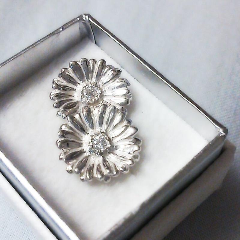 ガーベラのピアス Silver925 Cz ガーベラ好きさんへ贈る味わいシルバーアクセサリー花