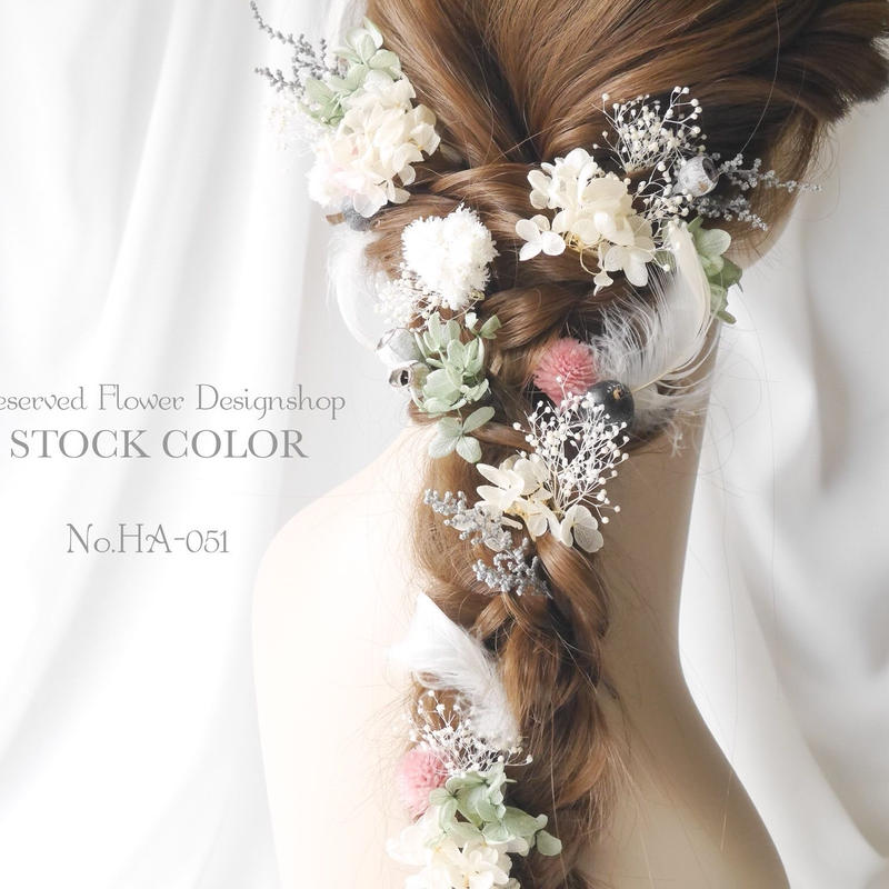 ホワイトフェザーとプリザーブドフラワーのナチュラルヘッドドレス ヘアアクセサリー ピンク グリ ホワイトフェザーとプリザーブドフラワーのナチュラルヘッドドレス ヘアアクセサリー ピンク グリ