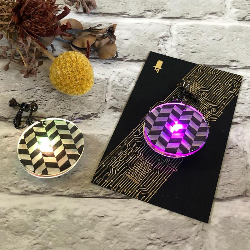 シェルパーツ 虹色ledピアス イヤリング 片耳 カラー 矢羽柄 すいラボ