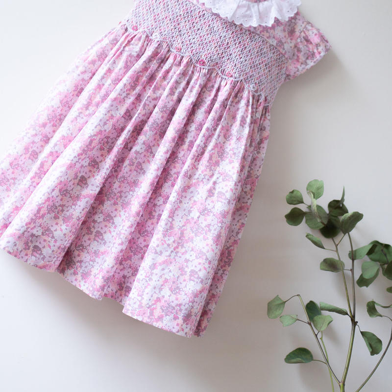 ピンクのお花畑にコットンレース襟のワンピース スモッキング刺繍 95 100cm