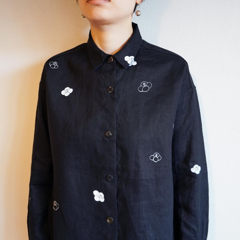 リネンシャツ黒 椿 Akkaの手描き服 リネンシャツ黒 椿 Akkaの手描き服