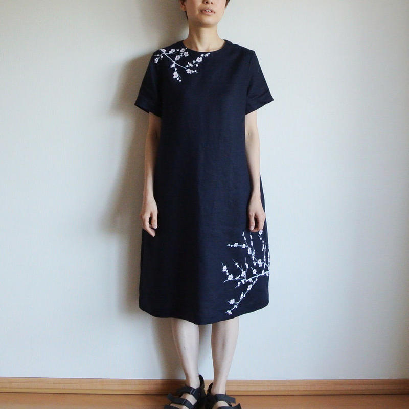 リネン 半袖ワンピース 紺 白梅 Akkaの手描き服