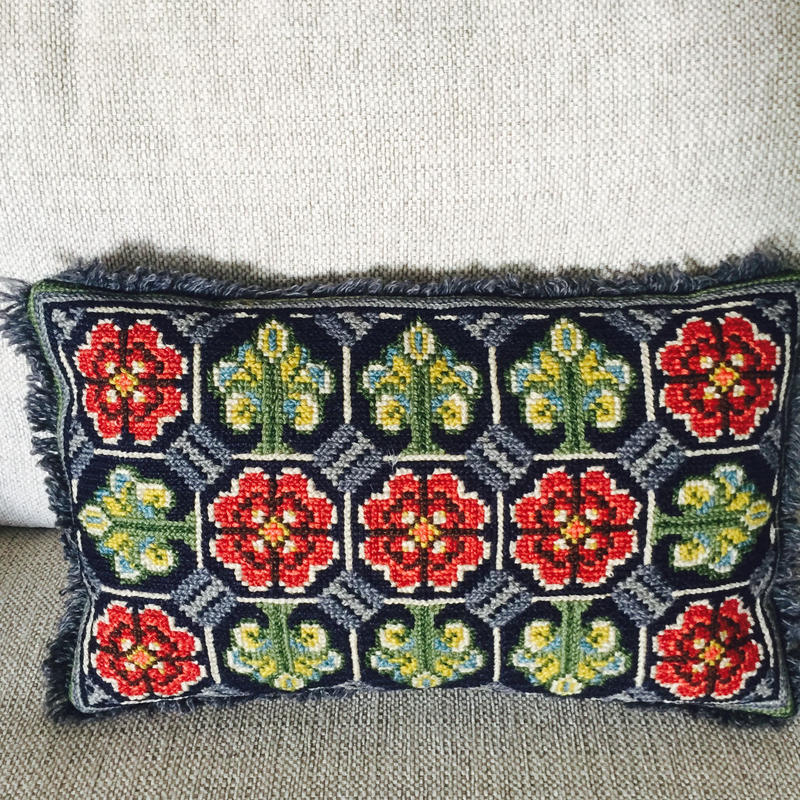 初回特典付 スウェーデン刺繍 花柄のクッションカバー 定番人気