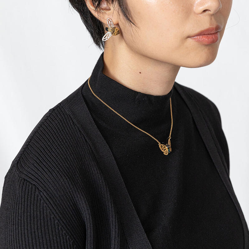 小山兼吉商店 胸元にそっと止まって羽を休めるルリシジミモチーフのネックレス タナフクモリ