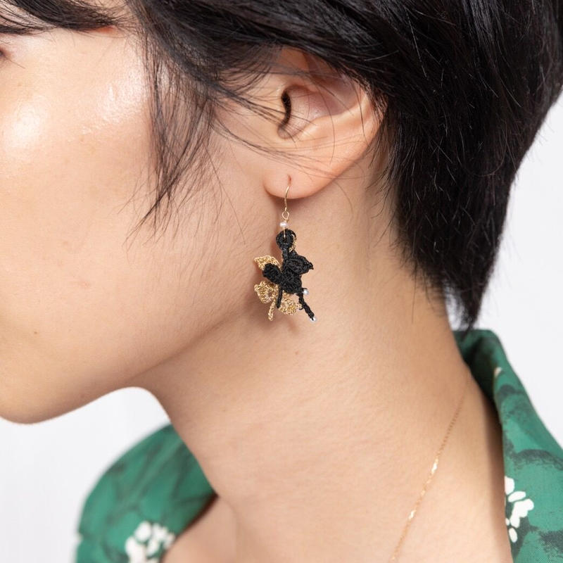 小山兼吉商店 控えめでありながら存在感たっぷりな木の葉をイメージしたピアス タナフクモリ