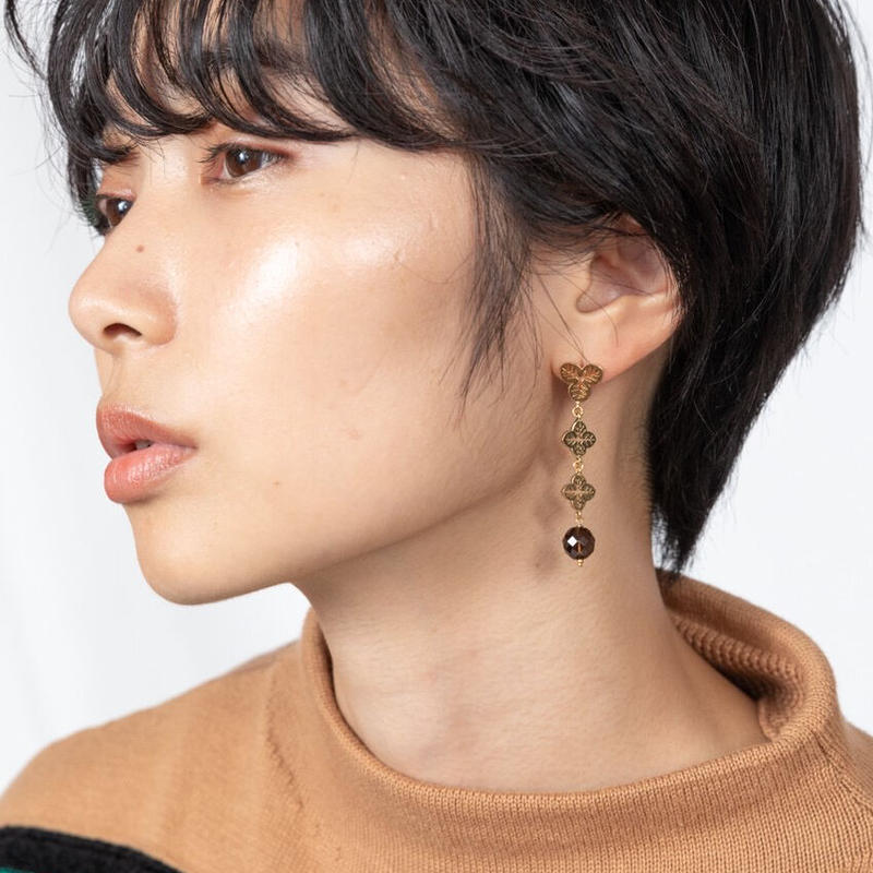 小山兼吉商店 ゆらゆら揺れる葉が可愛いシロツメクサモチーフのピアス タナフクモリ