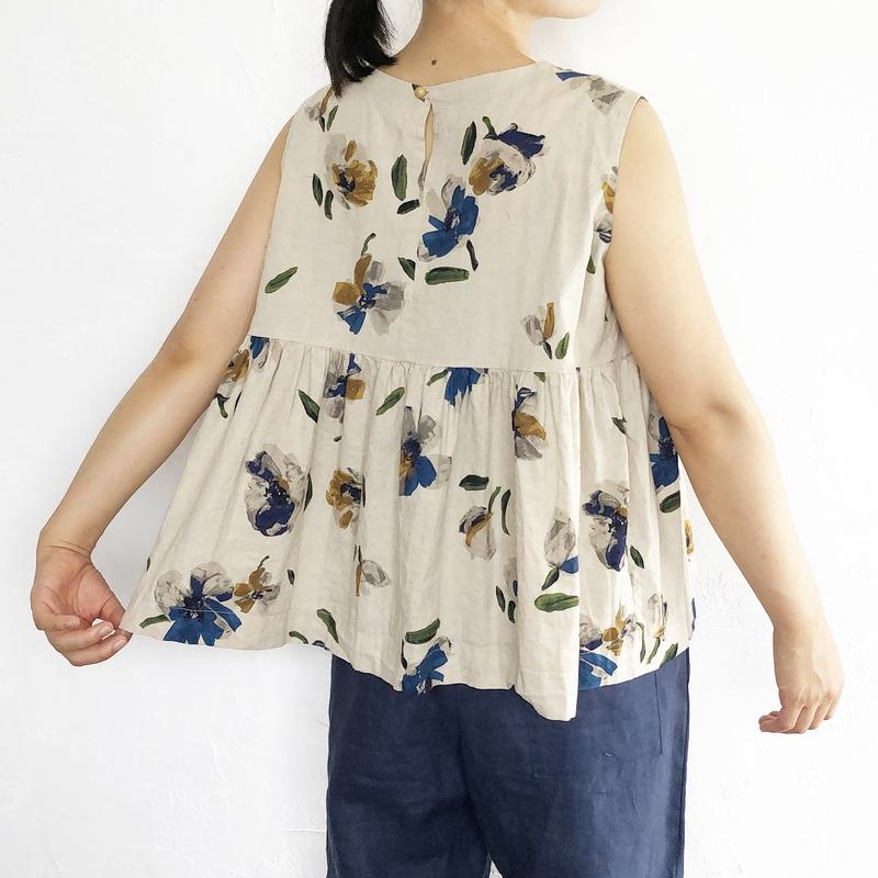 上品でシックな水彩花柄のノースリーブギャザーブラウス 十 色 社