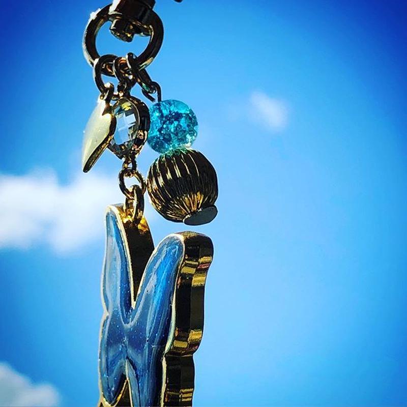 青空を舞う スカイブルーの蝶 レジンキーホルダー Abshop