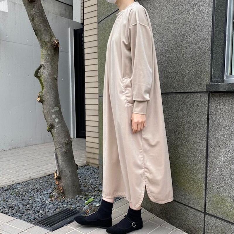 Universal Seven ベロア クルーネックワンピース ベージュ Nine Two Universal Seven ベロア クルーネックワンピース ベージュ Nine Two