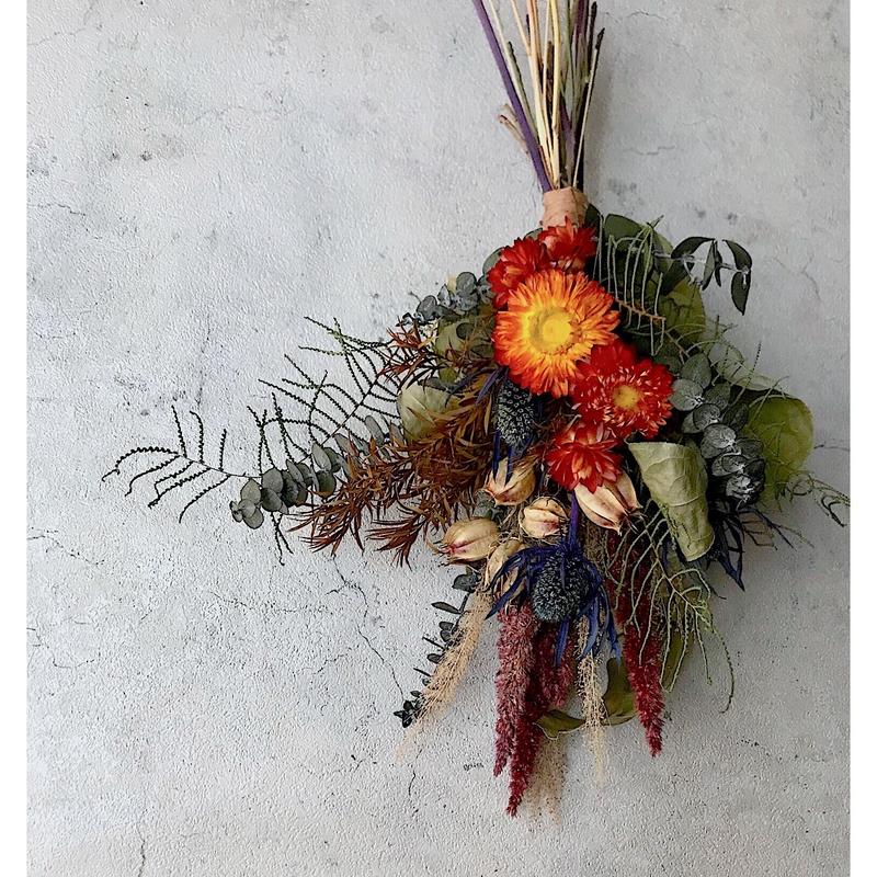 ヘリクリサムとエリンジウムのカラフルスワッグ Ylang Ylang イランイラン 花の