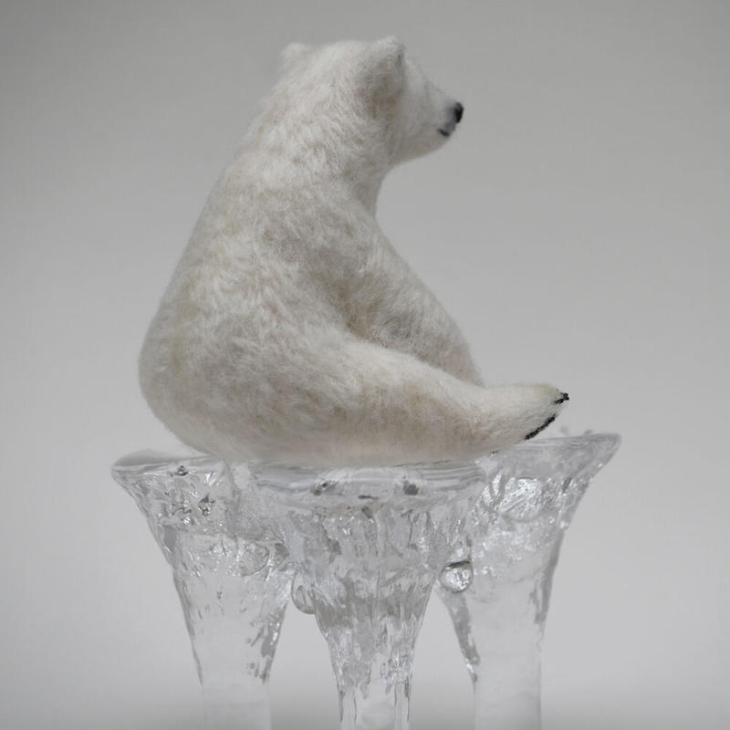 座るシロクマの子ども 氷の台座付き Buomi Web Shop