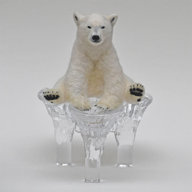 座るシロクマの子ども 氷の台座付き Buomi Web Shop